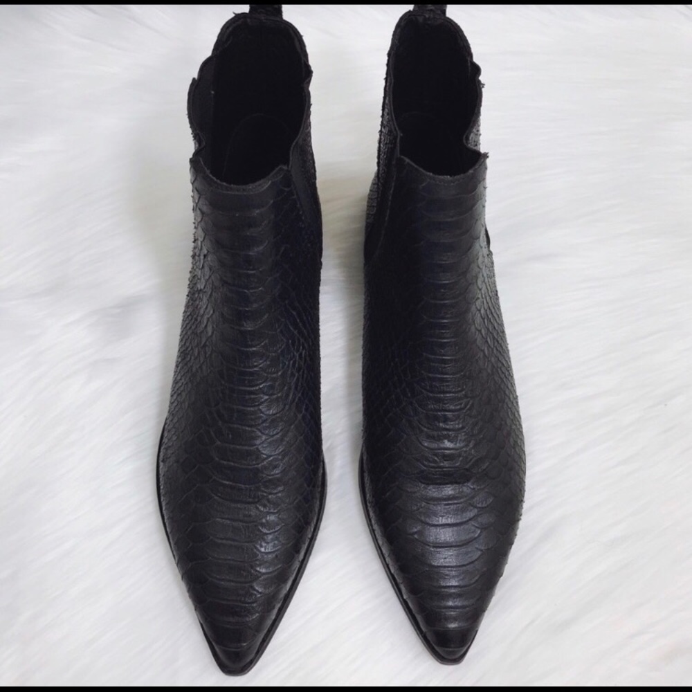 New Jeffrey Cambell black pointed Chelsea boots